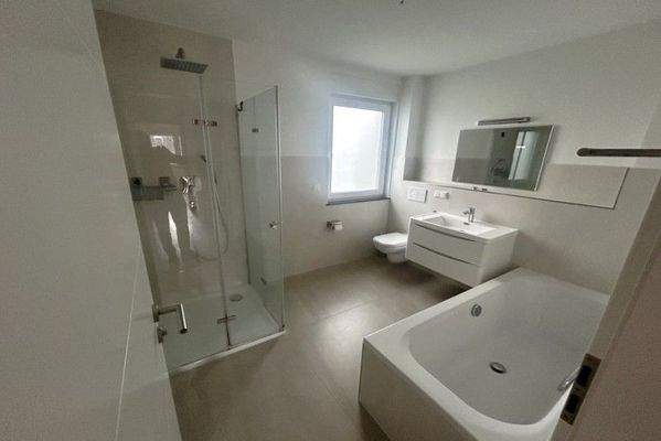 Bad mit Wanne und Dusche