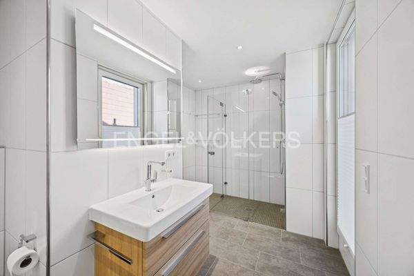 Bad en suite mit großer bodengleicher Dusche und Dachterrasse