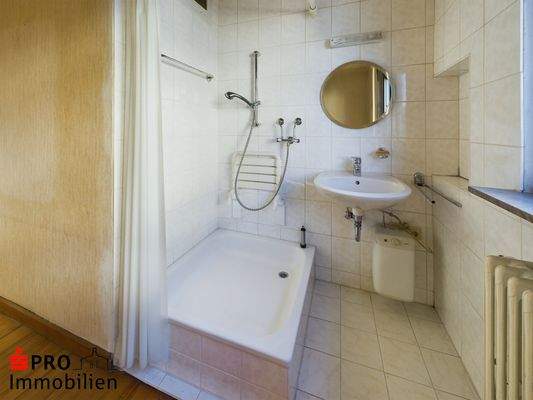 Dusche und Waschbecken