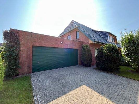 Außenansicht Haus mit Doppelgarage