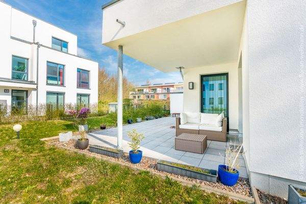 Rückansicht mit Terrasse (42,93 m²)