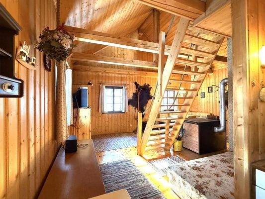 mit Stiege in den erhöhten Bereich ..