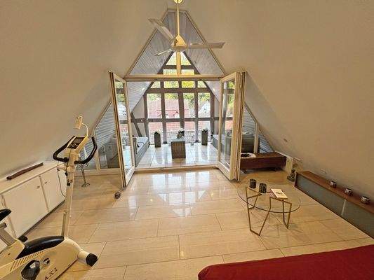 Schlafzimmer mit Zugang Loggia