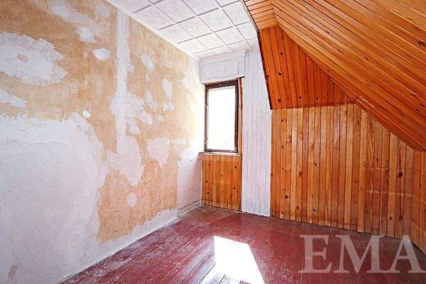 Zimmer mit Dielenfußboden im Dachgeschoss