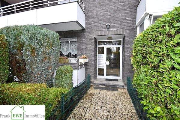 Hauseingang; 4-Zimmer-Wohnung mit 2 Balkonen zum Kauf in Düsseldorf Hassels, Frank Ewe Immobilienmakler