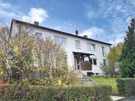 Westansicht der Immobilie mit überdachtem Hauszugang