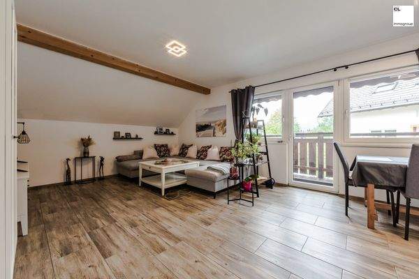 Wohnzimmer im Obergeschoss mit Zugang auf Balkon