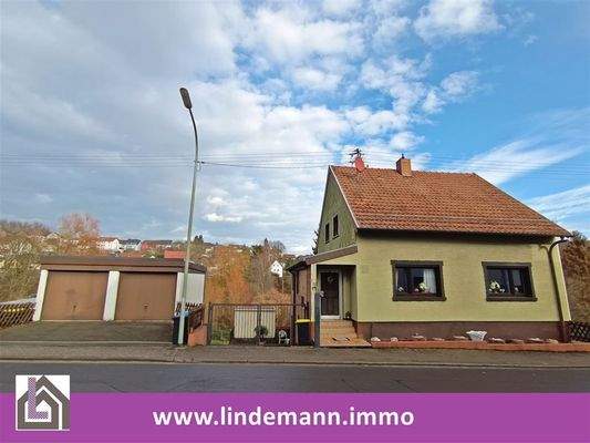 Vorderansicht Haus und Garagen