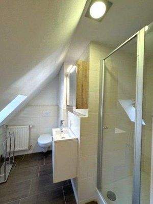 DG: Bad mit Dusche, Waschtisch und WC