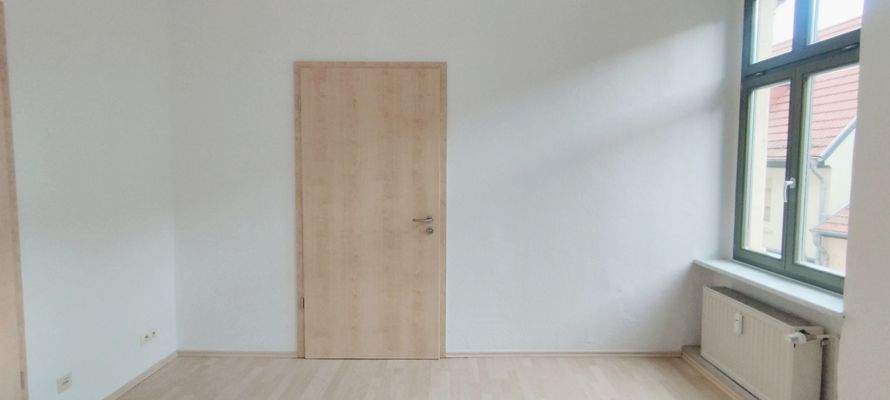 Zimmer mit Tür und Fenster