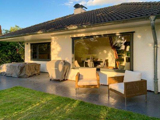 13. Die Terrasse eingehüllt in der Morgensonne im Sommer.jpg