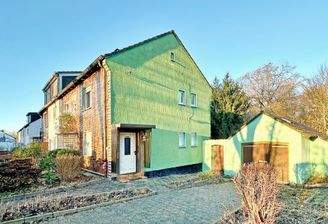 Seitenansicht / Zufahrt zur Garage