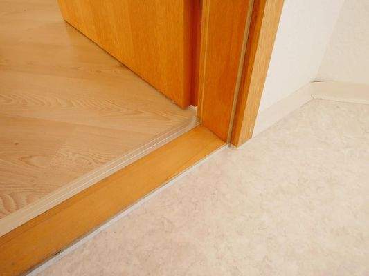  LAMINAT / PVC-BODENBELAG