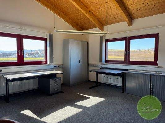 ... auch hier mit großen Fenstern und ...