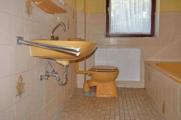 Bad mit Waschbecken und WC