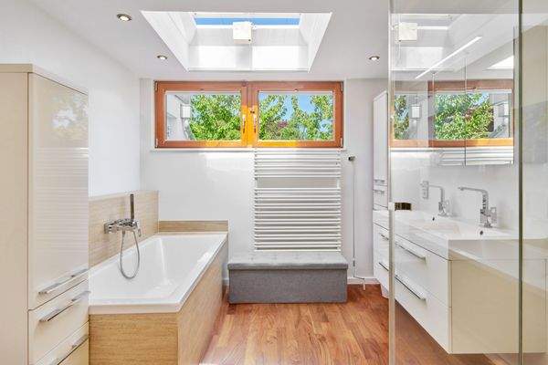 Bad mit Wanne und Dusche