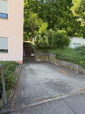 Stellplatz vor dem Gebäude