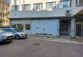 Foto Blick auf Mieteinheit im 1.OG vom Hof aus_Bür