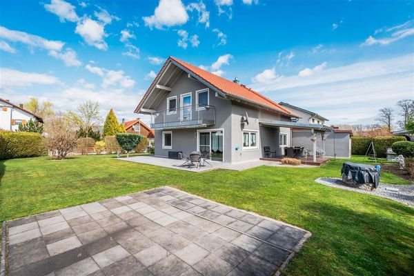 Wohnhaus mit Gartenterrasse