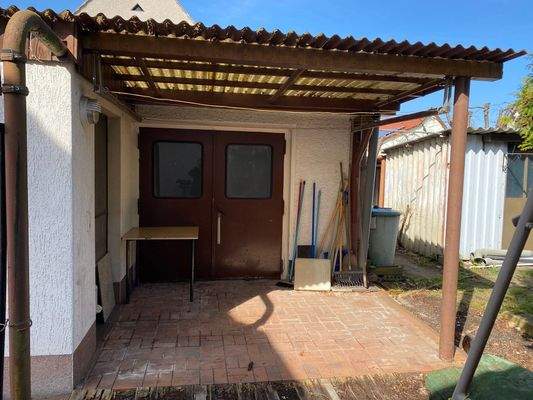 überdachte Sitzecke mit Werkstatt/Schuppen