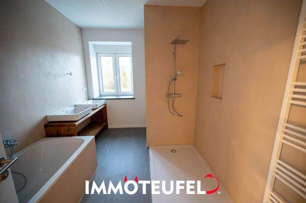 Bad mit Dusche und Wanne