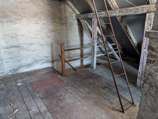 Dachboden über Treppe erreichbar