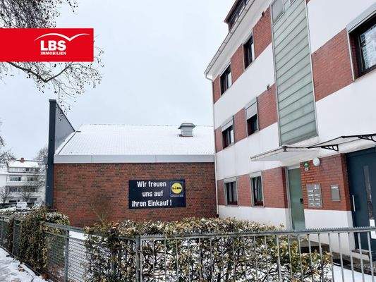 Supermarkt und Straßenbahn direkt vor der Tür