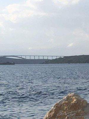 Blick zur Brücke: Festland zur Insel Krk. 