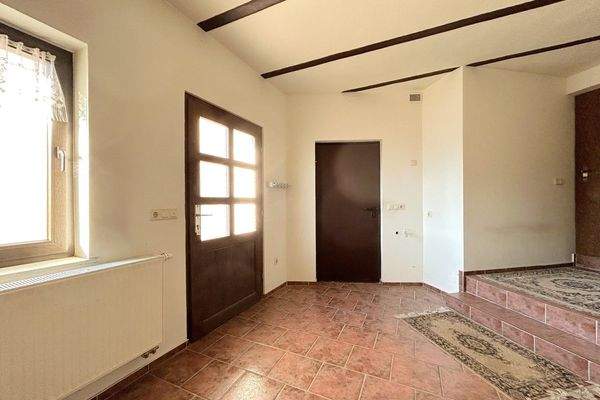 hofseitiger Windfang zwischen Wohnhaus und Nebengebäude (Erdgeschoss)