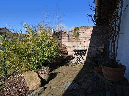 Sitzecke hinter dem Haus