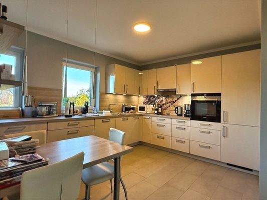 Küche mit Sitzgelegenheit