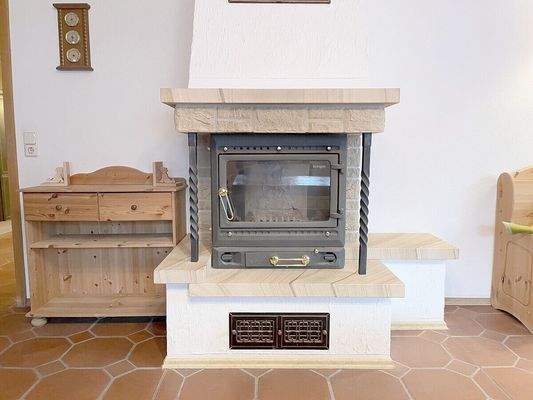 Schöner Kaminofen im Wohnzimmer