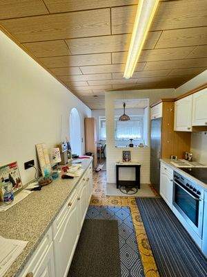 Blick in die Küche und Esszimmer