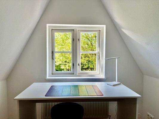 Schreibtisch am Fenster