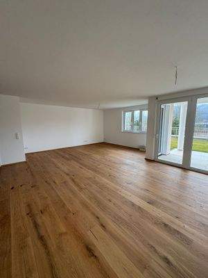 Helles Wohnzimmer mit Balkon