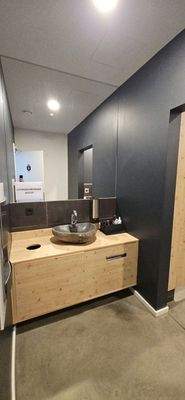 hochwertige WC-Anlage