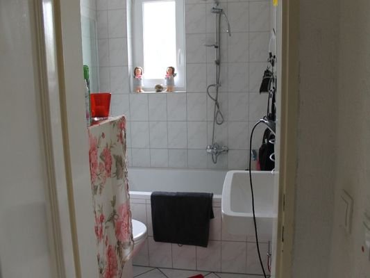 Das Bad mit Badewanne