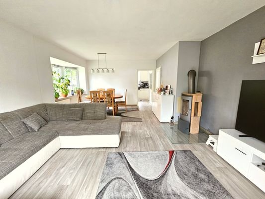 Wohnzimmer mit Essbrereich