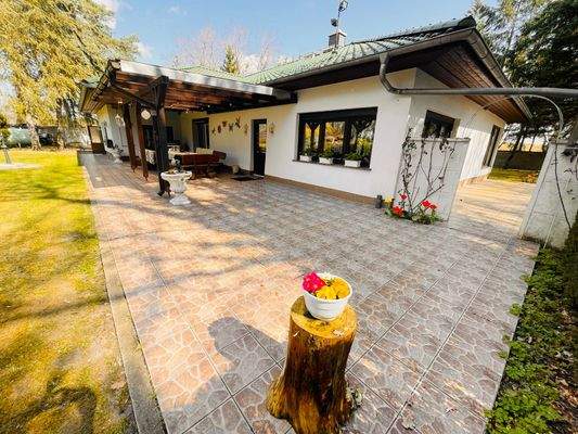 Terrassenbereich - Rückseite vom Bungalow