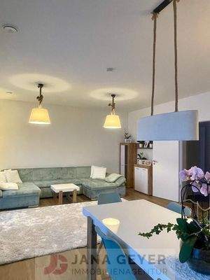 Wohnzimmer mit offener Küche