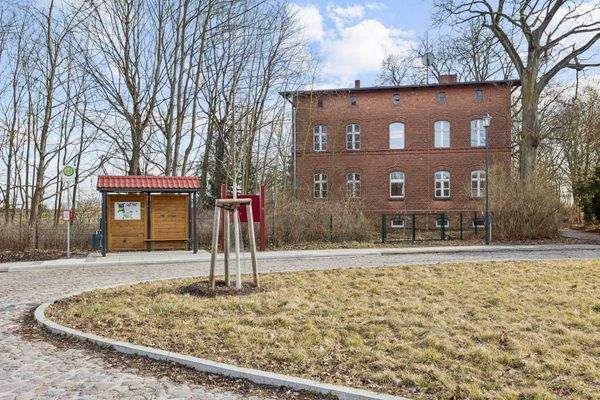 073_Außen_Bushaltestelle