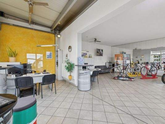 Verkaufshalle - Beratungstisch