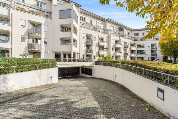 breite Abfahrt in die Tiefgarage