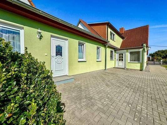 Die zwei Zugänge // Haupthaus und Einliegerwohnung