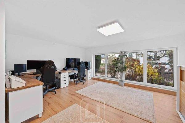 UG I Lichtdurchflutetes Zimmer