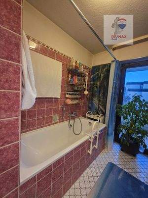 Bad mit Badewanne und Dusche