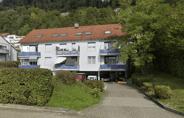 Wohnhaus in grüner Umgebung