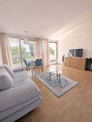 Hell: Wohnen-Schlafen-Essen-Balkon