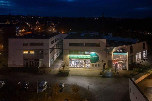 Außenansicht bei Nacht