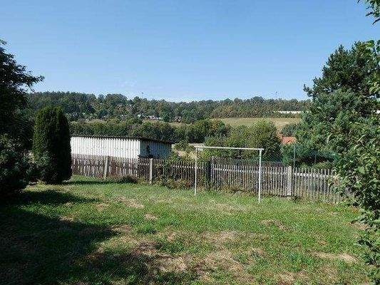 Garten mit großer Rasenfläche